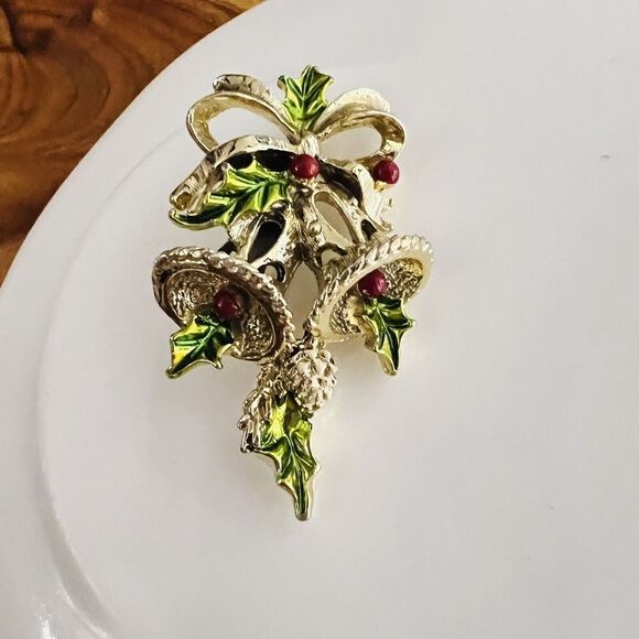 Vintage Gerry’s Holly Berry Bells Bow Pin Brooch Red Green Enamel Gold Tone 1257 - Picture 4 of 9